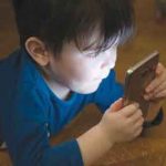 Mối nguy hại của điện thoại di động với sức khỏe trẻ em
